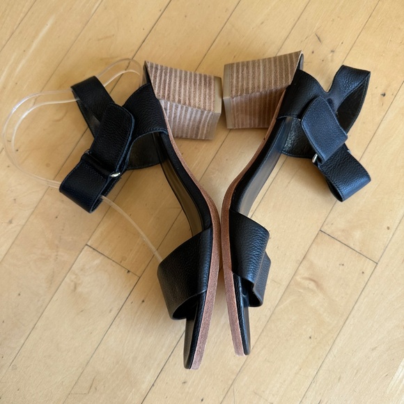 Like NEW STUART WEITZMAN Broadband leather city sandals, 7.5 CB2370 - Picture 5 of 7